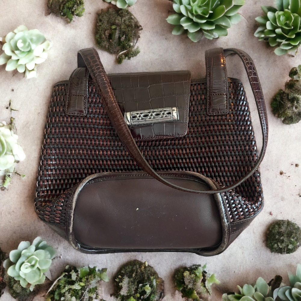 brown over the shoulder bag. 🤎🤎🤎